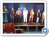 Hele revyholdet med Andres Donskov p harmonika