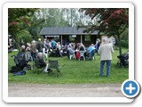 Publikum samles i byparken i Hjslev